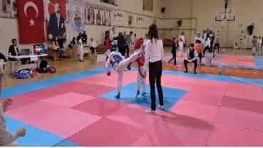 Taekwondocu gençler başarıdan başarıya koşuyor